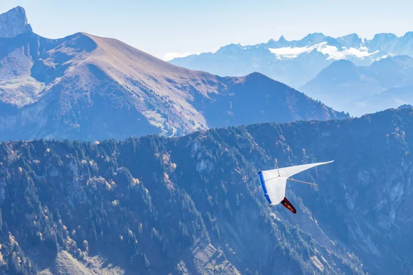 Sárkányrepülés a svájci Alpokban a Rochers-de-Naye tetejéről, Montreux közelében, Vaud kantonban, Svájcban. — Stock Fotó