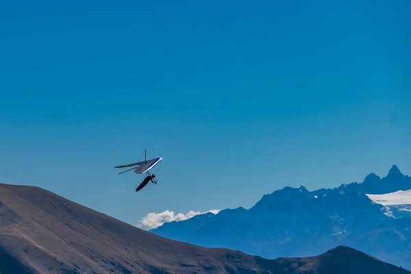 Sárkányrepülés a svájci Alpokban a Rochers-de-Naye tetejéről, Montreux közelében, Vaud kantonban, Svájcban. — Stock Fotó