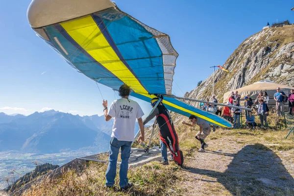 Rochers-de-Naye, Canton of Vaud, Switzerland - October 13, 2018: Hang-gliders in Swiss Alps from top of Rochers-de-Naye, near Montreux, Canton of Vaud, Switzerland. Sport Concept. — Stock Photo, Image