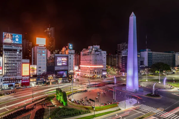 Buenos Aires, Arjantin - 12 Kasım 2019: Buenos Aires 'in havadan görünüşü ve 9 de Julio Bulvarı gece dikilitaş ikonuyla.