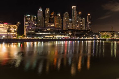 Puerto Madero 'nun gece görüşü, Buenos Aires' te, sudaki ışıkların yansımasıyla.