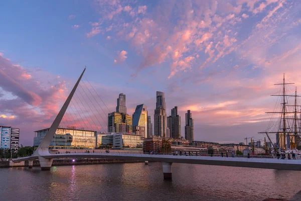 Buenos Aires, Puerto Madero, Arjantin - 8 Aralık 2019: Puerto Madero 'nun günbatımında görüntü.