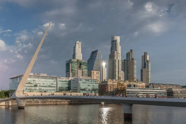 Buenos Aires, Puerto Madero, Arjantin - 8 Aralık 2019: Puerto Madero 'nun gündüz görüntüsü.