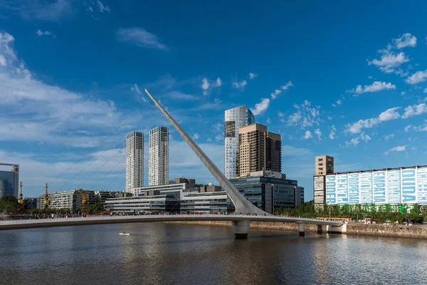 Buenos Aires, Puerto Madero, Arjantin - 8 Aralık 2019: Puerto Madero 'nun gündüz görüntüsü.
