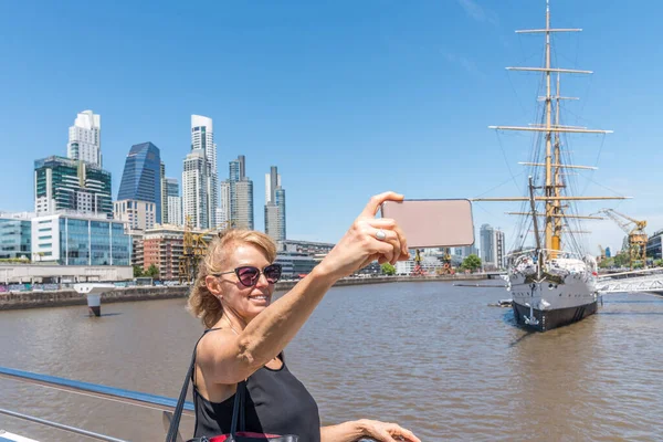 Horizontales Bild Einer Erwachsenen Blonden Frau Die Hintergrund Ein Selfie — Stockfoto