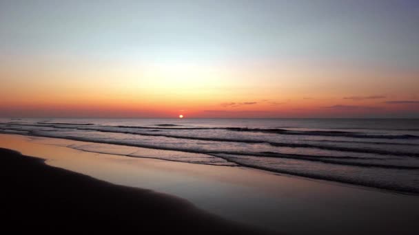 Luftaufnahme Des Sonnenaufgangs Über Dem Meer Sehr Ruhig Die Wellen — Stockvideo