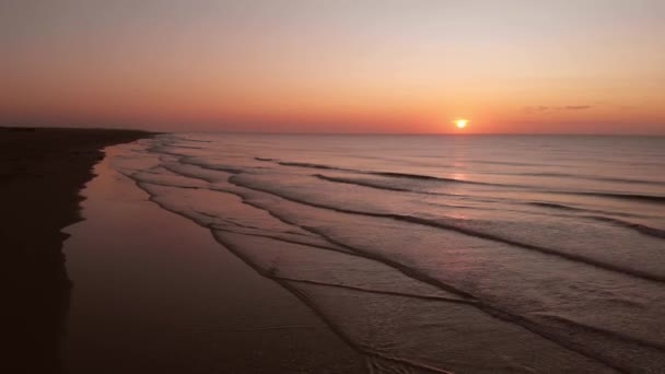 Luftaufnahme Des Sonnenaufgangs Über Dem Meer Sehr Ruhig Die Wellen — Stockvideo