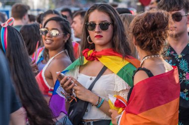 Madrid, İspanya - Temmuz 06, 2019: Madrid 'de, Gay Onur Günü kutlamaları. Cep telefonuyla poz veren bir kadın..
