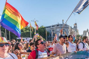 Madrid, İspanya - Temmuz 06, 2019: Madrid 'de, Gay Onur Günü kutlamaları. Kalabalığın önünde duran bir grup insan.
