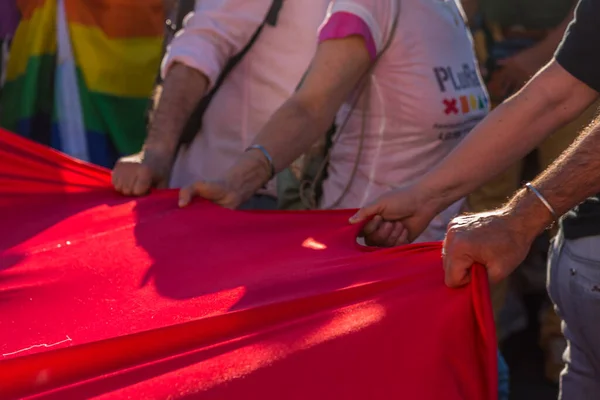 Madri, Espanha - 06 de julho de 2019: em Madri, celebrações do dia do orgulho gay. Um grupo de pessoas segurando a bandeira do arco-íris — Fotografia de Stock