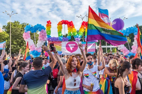 Madrid, Spanien - 6. Juli 2019: In Madrid wird der Gay Pride Day gefeiert. Eine Gruppe von Menschen vor der Menge — Stockfoto