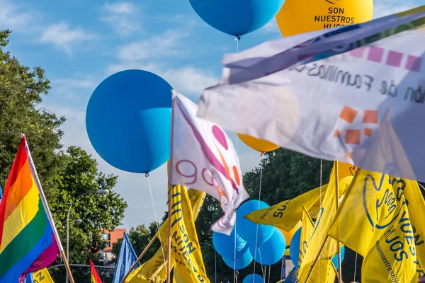 Bandeira do arco-íris no céu claro símbolo de tolerância e aceitação, juntamente com outras bandeiras — Fotografia de Stock