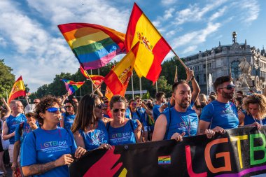 Madrid, İspanya - Temmuz 06, 2019: Madrid 'de, Gay Onur Günü kutlamaları. Kalabalığın önünde duran bir grup insan.