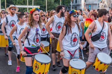 Madrid, İspanya - Temmuz 06, 2019: Madrid 'de, Gay Onur Günü kutlamaları. Kalabalığın önünde davul çalan bir grup insan.