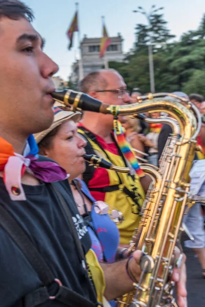 Madri, Espanha - 06 de julho de 2019: em Madri, celebrações do dia do orgulho gay. Tocando saxofone — Fotografia de Stock