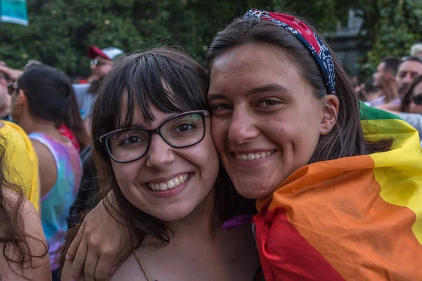 Madrid, İspanya - Temmuz 06, 2019: Madrid 'de, Gay Onur Günü kutlamaları. Gökkuşağı bayrağı taşıyan bir çift