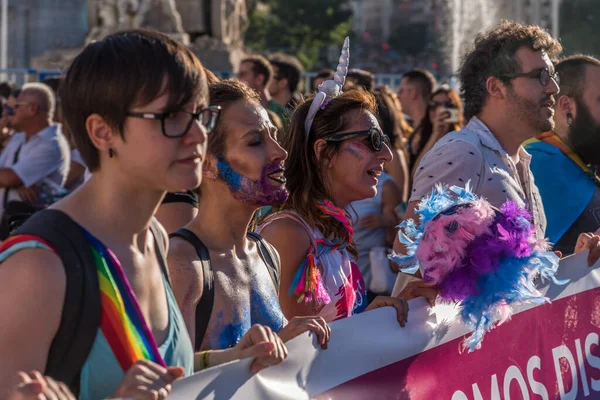 Madri, Espanha - 06 de julho de 2019: em Madri, celebrações do dia do orgulho gay. Um grupo de pessoas em pé na frente de uma multidão — Fotografia de Stock