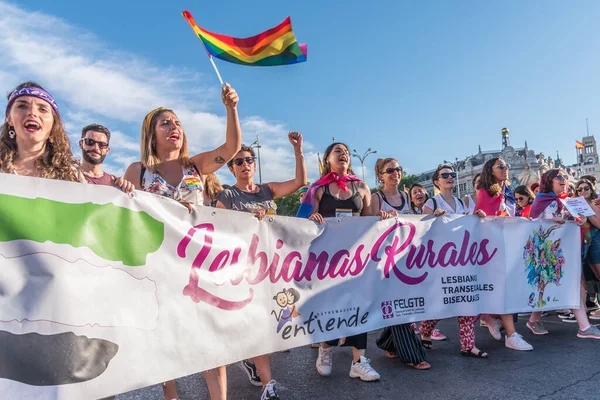 마드리드, 스페인 - 2019 년 7 월 6 일: 마드리드, 게이 프라이드 데이 축하. 군중 앞에서 있는 일단의 레즈비언들 — 스톡 사진