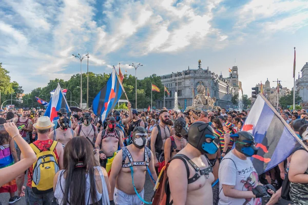 Madri, Espanha - 06 de julho de 2019: em Madri, celebrações do dia do orgulho gay. Um grupo de pessoas em pé na frente de uma multidão — Fotografia de Stock