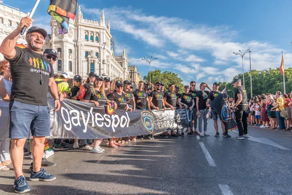 마드리드, 스페인 - 2019 년 7 월 6 일: 마드리드, 게이 프라이드 데이 축하. 사진찍기 위해 포즈를 취하는 사람들의 그룹 — 스톡 사진