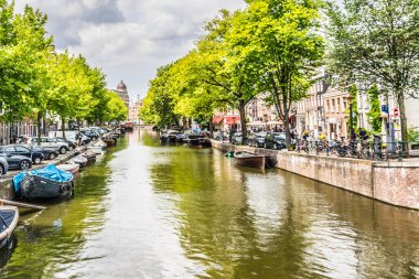 Amsterdam, Hollanda - 18 Temmuz 2018: Amsterdam Kanal ve St. Nicolas Kilisesi