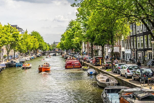 Amsterdam Juli 2018 Leven Grachten Schepen Het Kanaal Veel Voertuigen — Stockfoto