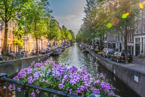 Amsterdam Juli 2018 Uitzicht Een Van Grachten Amsterdam Vanaf Een — Stockfoto