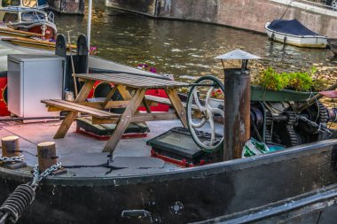 Amsterdam, Hollanda - 19 Temmuz 2018: Amsterdam kanallarındaki tipik kayıkhaneler