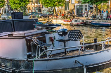 Amsterdam, Hollanda - 19 Temmuz 2018: Amsterdam kanallarındaki tipik kayıkhaneler