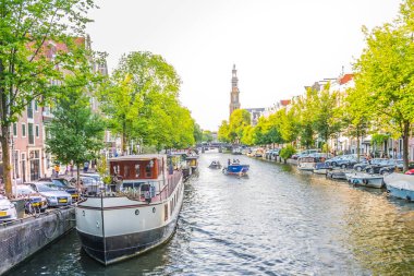 Amsterdam, Hollanda - 19 Temmuz 2018: Amsterdam kanallarındaki tipik kayıkhaneler
