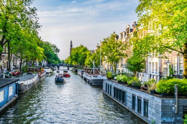 Amsterdam, Hollanda - 19 Temmuz 2018: Amsterdam kanallarındaki Tipik Kayıkhaneler