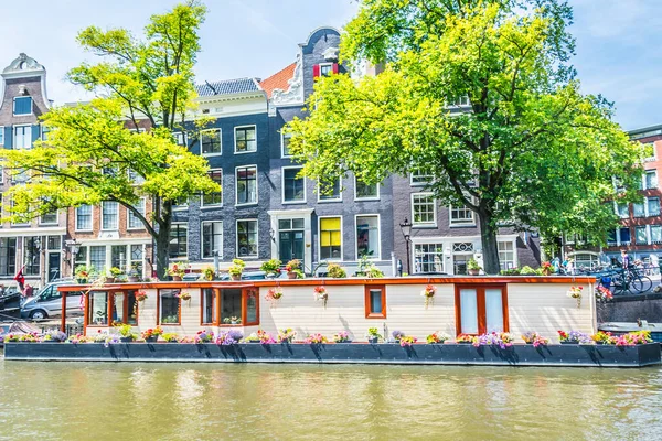 Amsterdam, Hollanda - 19 Temmuz 2018: Amsterdam kanallarındaki tipik kayıkhaneler