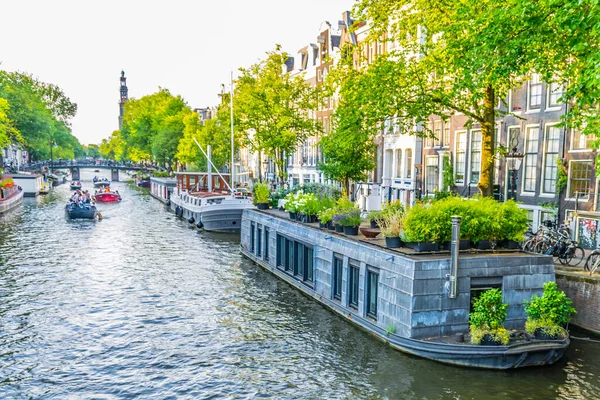 Amsterdam Juli 2018 Typische Boothuizen Aan Amsterdamse Grachten — Stockfoto