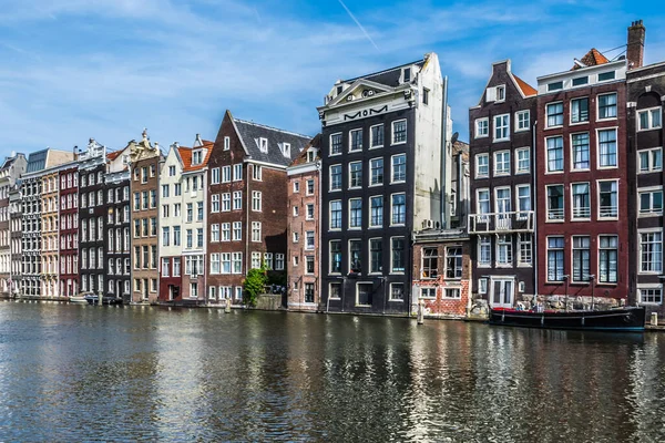 Oude grachtenpanden in typisch Nederlandse architectonische stijl langs een hoofdkanaal in Amsterdam, Noord-Holland, Nederland — Stockfoto