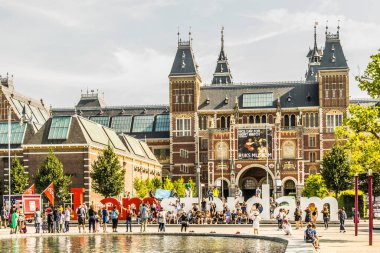 Amsterdam, Hollanda - 19 Temmuz 2019: Amsterdam Meydanı, güzel Ulusal Eyalet Müzesi 'ne doğru bakıyor