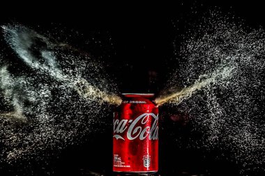 Buenos Aires, Arjantin-Ekim 2019: Patlayan soda kutusunun yüksek hızlı fotoğrafı. Kavram, yüksek hızlı fotoğraflar