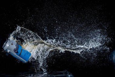 Buenos Aires, Arjantin-Ekim 2019: Patlayan soda kutusunun yüksek hızlı fotoğrafı. Kavram, yüksek hızlı fotoğraflar