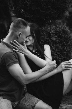 Aşk (aşk) - Bireylere karşı derin bir bağlılık, bağlılık veya birine veya bir şeye karşı güçlü bir ilgi duygusu