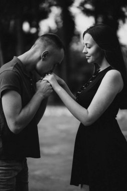 Aşk (aşk) - Bireylere karşı derin bir bağlılık, bağlılık veya birine veya bir şeye karşı güçlü bir ilgi duygusu