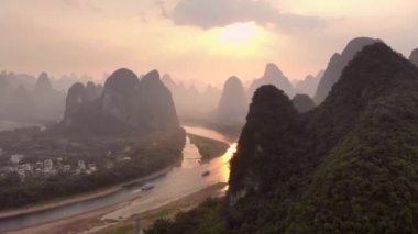 Li Nehri 'nin Yangshuo yakınlarındaki Karst kireçtaşı dağlarıyla çevrili hava manzarası. Çin 'de popüler bir turizm merkezi.