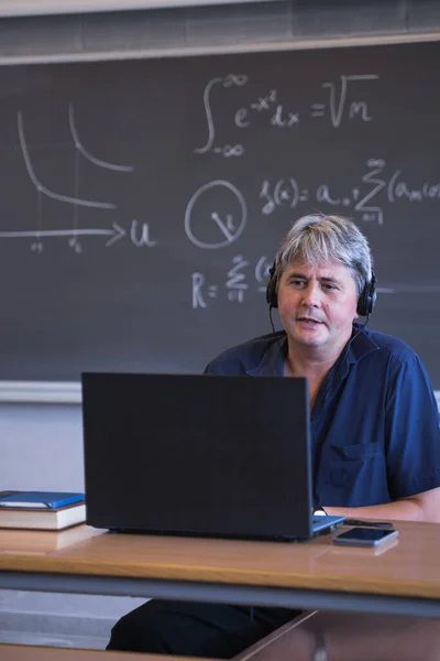 Male Math Profesor Folosind Laptop Pentru Video Chat Elevii Educație Imagini stoc fără drepturi de autor