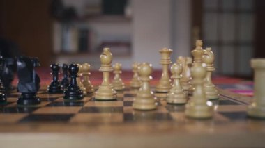 Satranç oynayan bir adamın elleri bir atı hareket ettirir ve Bishop 'u öldürür. İş, strateji ve rekabet kavramı