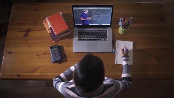 Student Uczenia Się Poprzez Edukacyjne Wideo Rozmowy Nauczycielem Matematyki Laptopie — Wideo stockowe