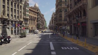Coronavirus Kilitlemesi nedeniyle Barselona 'nın Boş Sokakları. Barcelona Şehir Merkezi 'ndeki ünlü Via Laietana caddesi neredeyse boş çünkü Covid-19 krizi (çok az kişi) 