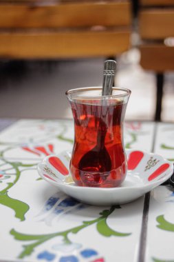 Lezzetli Kırmızı İran çayı. İran 'dan Geleneksel Sıcak Chai