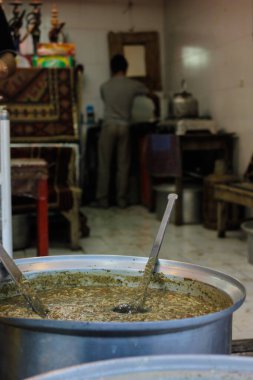 Geleneksel İran Çorbası olan Ash Reshteh, İran 'da küçük bir restoranda hazırlandı.(