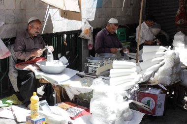 Şeker Küpü Yapan İranlı Adamlar. Ortadoğu Piyasalarında Geleneksel Ticaret (İran)