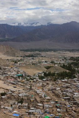 Leh Şehri ve görkemli Himalaya Dağları (Hindistan))