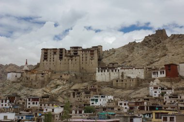 Leh 'in görkemli Tibet Sarayı, Hint Himalayaları' ndaki Leh, Ladakh kasabasına bakan kraliyet sarayı.