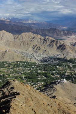 Himalaya 'daki Yeşil Oasis Vadisi, Hindistan' da kurumuş engebeli dağlarla çevrili bir insan yerleşimi.)